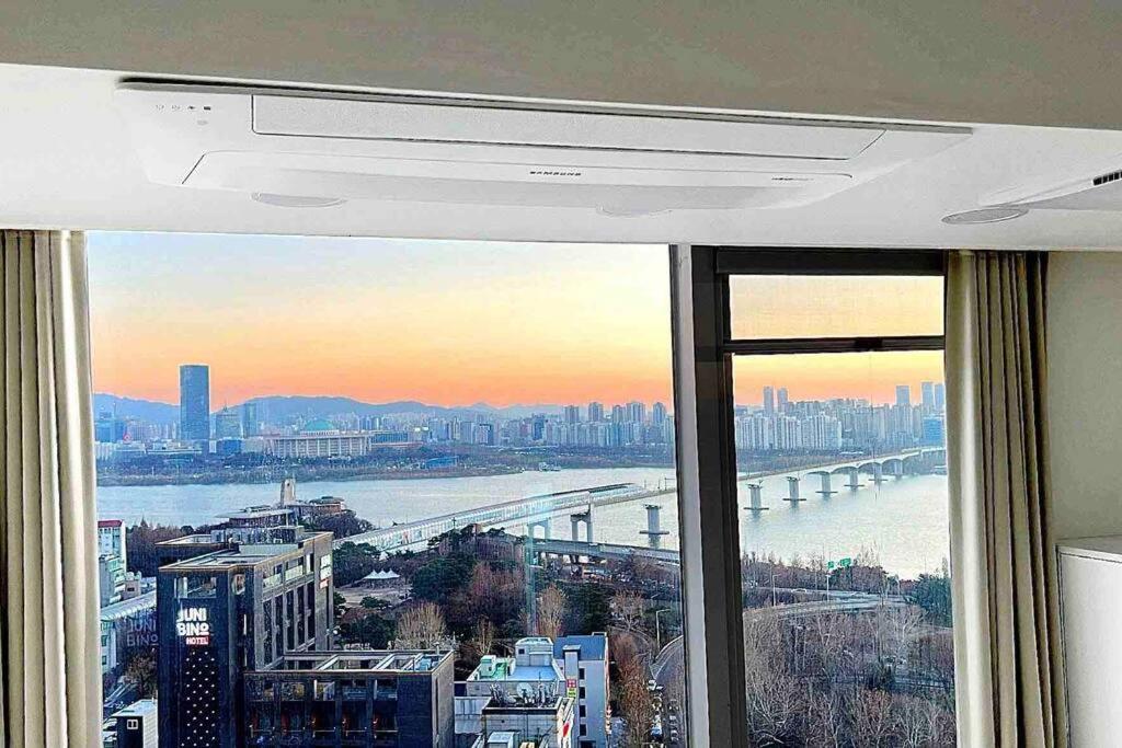 High Floor Hangang View #openingpromotion #turntable #tv #hotelbedding Duplex Apartment Seoul