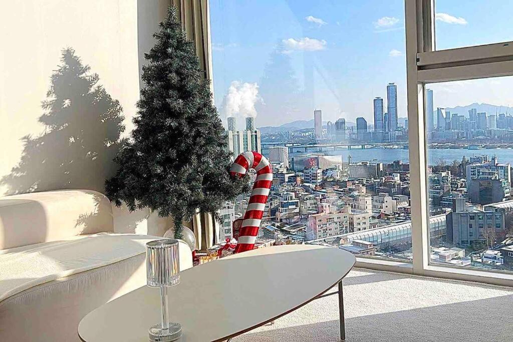 High Floor Hangang View #openingpromotion #turntable #tv #hotelbedding Duplex * Seoul