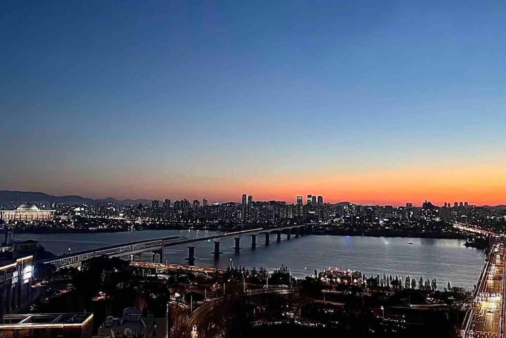 High Floor Hangang View #openingpromotion #turntable #tv #hotelbedding Duplex Apartment