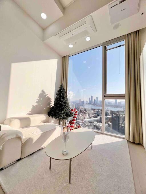 Apartment High Floor Hangang View #openingpromotion #turntable #tv #hotelbedding Duplex Seoul