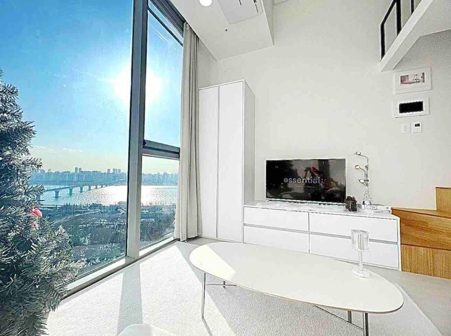 Apartment High Floor Hangang View #openingpromotion #turntable #tv #hotelbedding Duplex