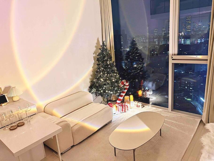 High Floor Hangang View #openingpromotion #turntable #tv #hotelbedding Duplex Apartment *