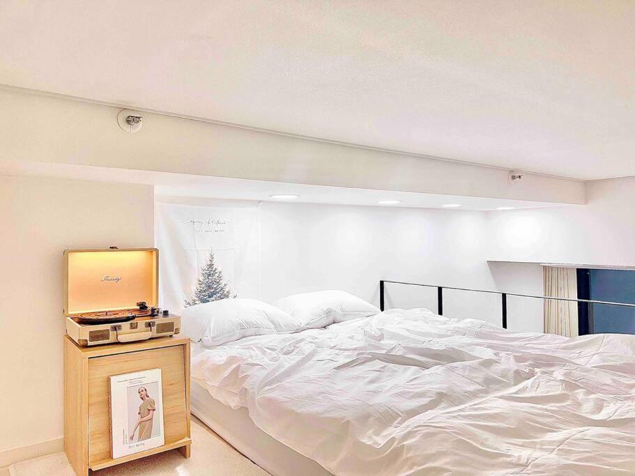 Apartment High Floor Hangang View #openingpromotion #turntable #tv #hotelbedding Duplex Seoul