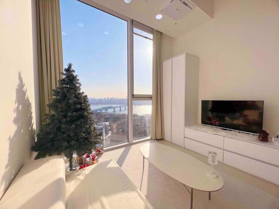 High Floor Hangang View #openingpromotion #turntable #tv #hotelbedding Duplex Apartment