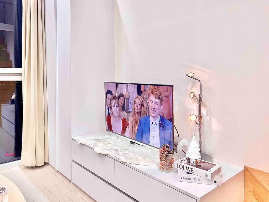 Apartment High Floor Hangang View #openingpromotion #turntable #tv #hotelbedding Duplex Seoul