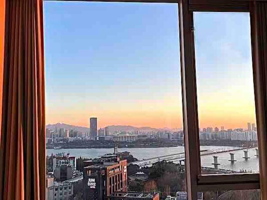 High Floor Hangang View #openingpromotion #turntable #tv #hotelbedding Duplex Seoul